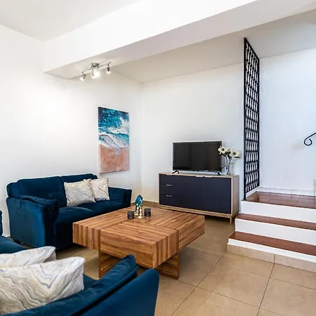 Seashore 3-br In Villa